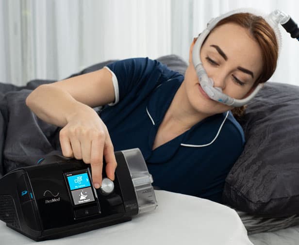 femme ajustant l'humidité sur son CPAP
