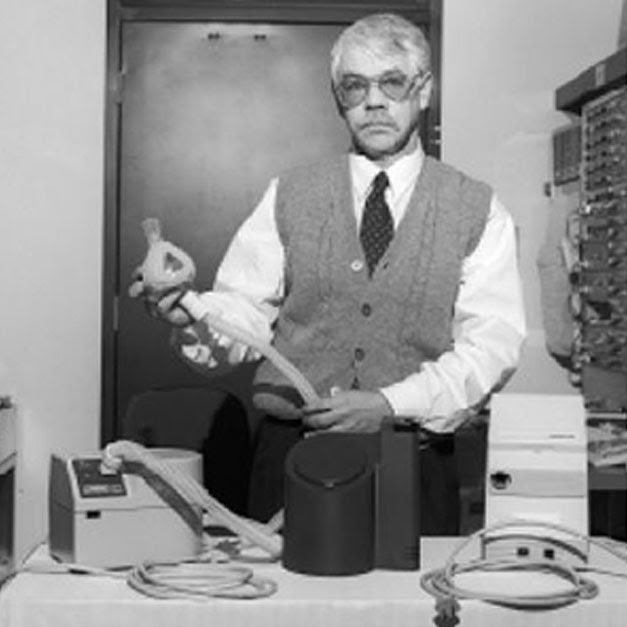 Colin Sullivan montrant un des premiers modèles de machine CPAP