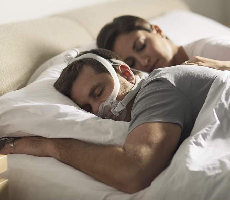 L'homme dort confortablement tout en portant un masque complet Dreamwear