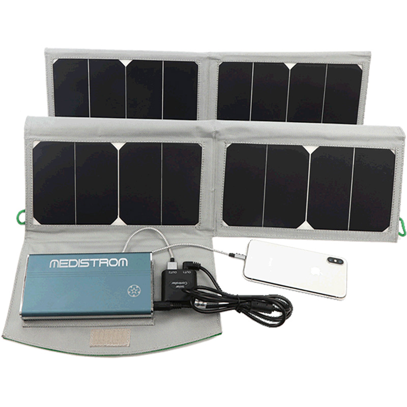 panneau solaire charge la batterie Medistrom et un téléphone cellulaire